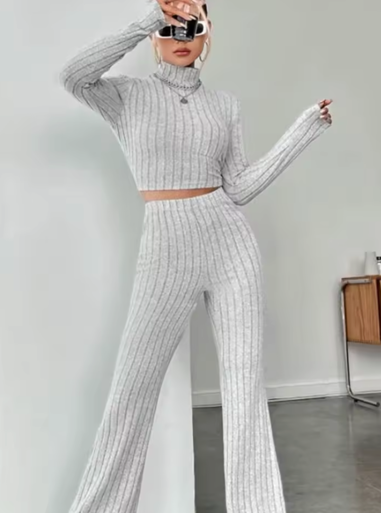 Ensemble Haut Col Montant Nombril et Pantalon Évasé
