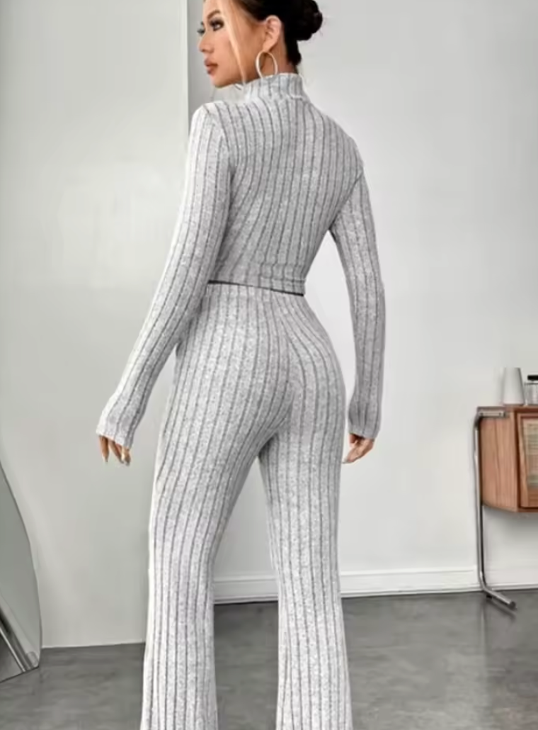 Ensemble Haut Col Montant Nombril et Pantalon Évasé